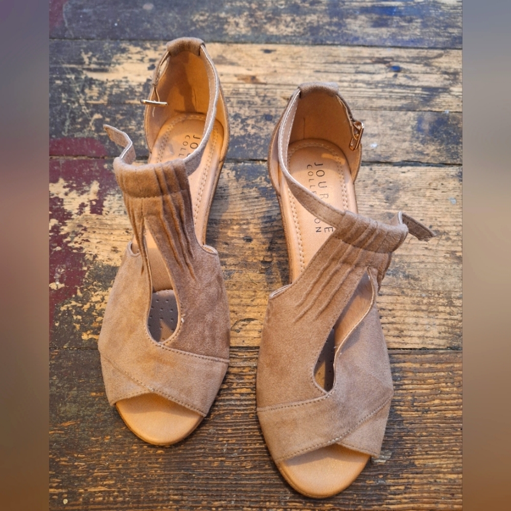 NEVER WORN Size 9 Tan Wedge Shoe